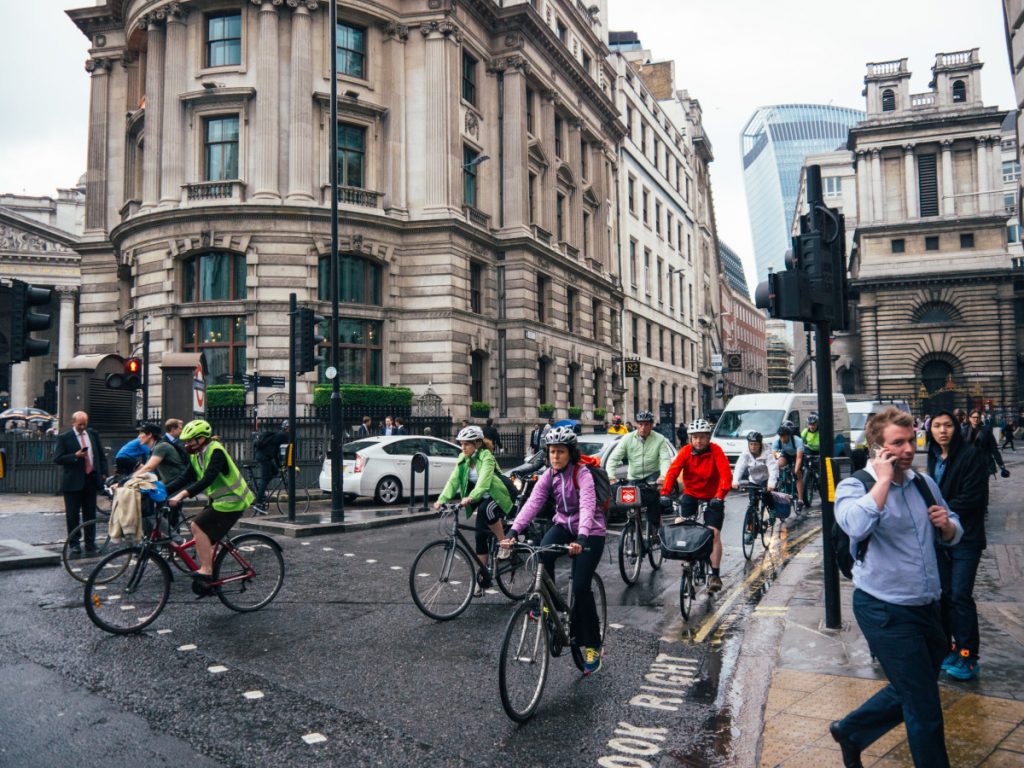 Fahrradfahrer in London auf dem Weg zur Arbeit