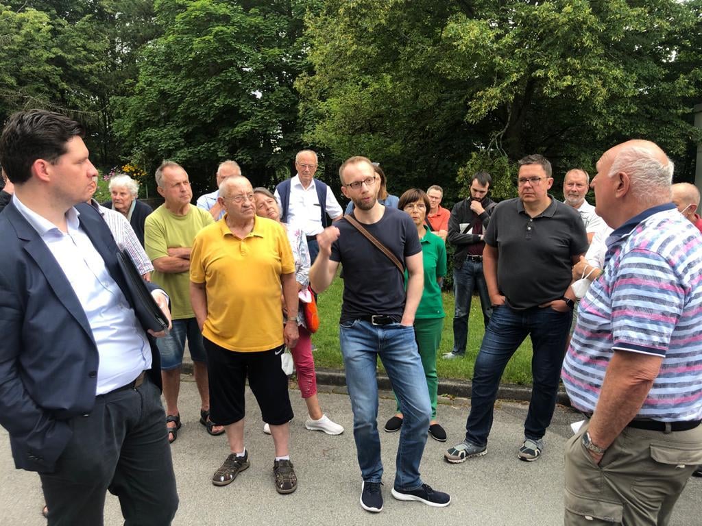 Thomas Apfel und Dominik Sauerteig beim Stadtteilspaziergang